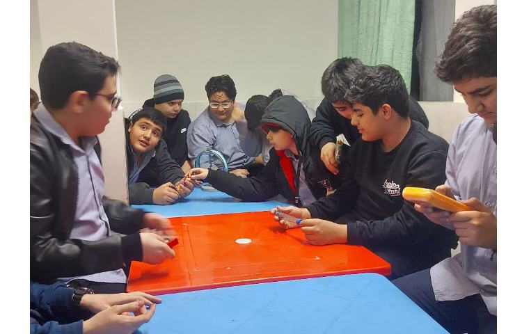 انجام آزمایشات شیمی و فیزیک در آزمایشگاه 5