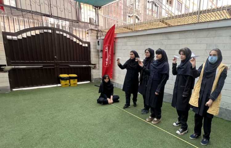 انجام آزمایشات فیزیک توسط دانش آموزان پایه نهم 2