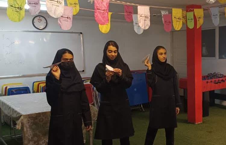 انجام آزمایشات فیزیک توسط دانش آموزان پایه نهم 3