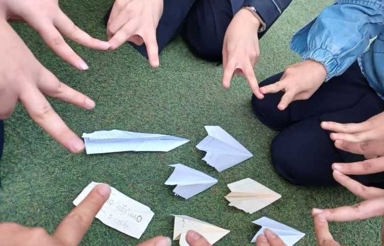 انجام آزمایشات فیزیک توسط دانش آموزان پایه نهم 4