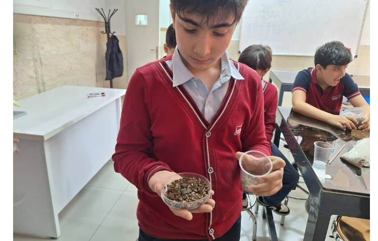 انجام آزمایش انواع خاک ها و میزان نفوذپذیری آن هل 10