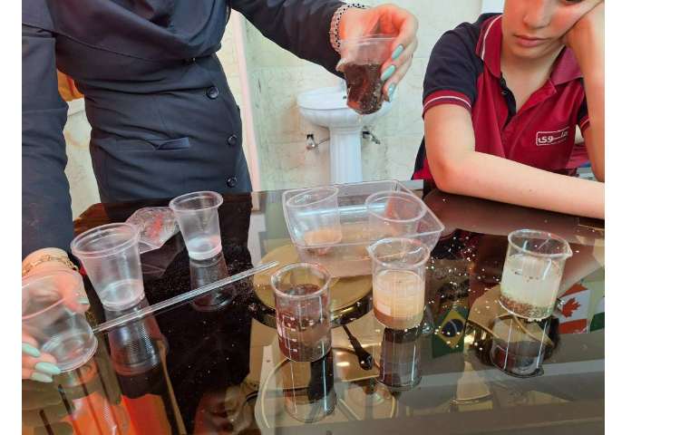 انجام آزمایش انواع خاک ها و میزان نفوذپذیری آن هل 3