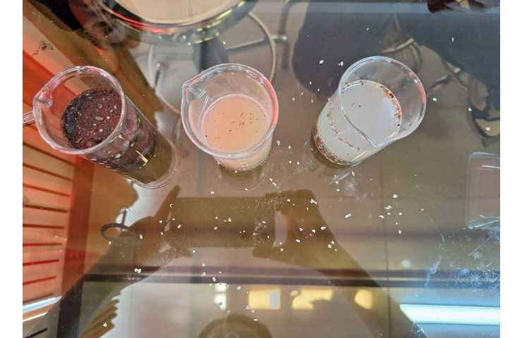 انجام آزمایش انواع خاک ها و میزان نفوذپذیری آن هل 6