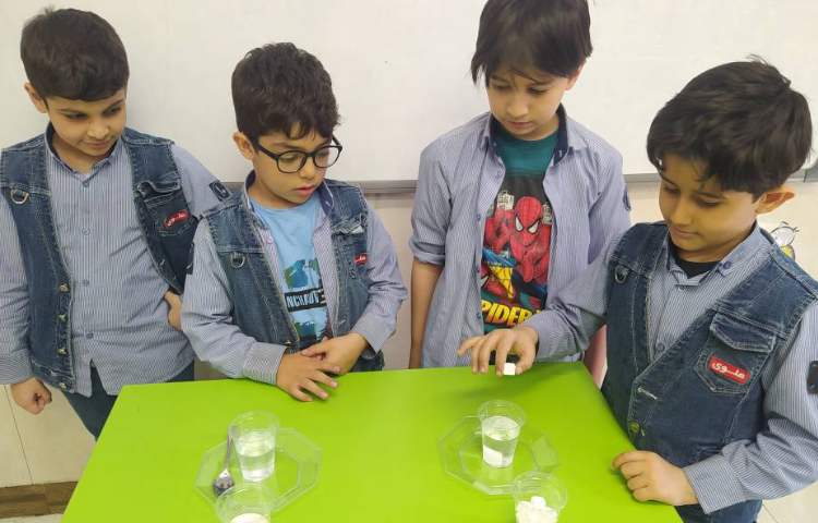 انجام آزمایش ترکیب مواد جامد و مایع