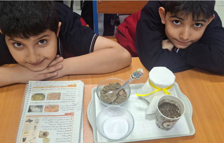 انجام آزمایش درس دوم علوم(جداسازی مخلوط ها) 4