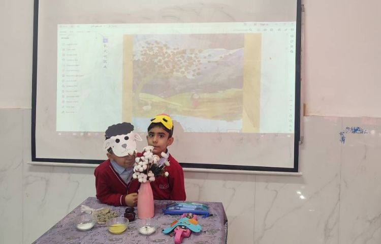 انجام آزمایش درس علوم مبحث( حواس‌پنج‌گانه) در کلاس توسط دانش‌آموزان انجام شد. 1