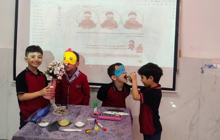 انجام آزمایش درس علوم مبحث( حواس‌پنج‌گانه) در کلاس توسط دانش‌آموزان انجام شد. 2