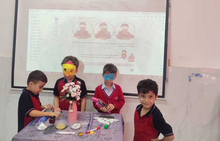 انجام آزمایش درس علوم مبحث( حواس‌پنج‌گانه) در کلاس توسط دانش‌آموزان انجام شد. 3