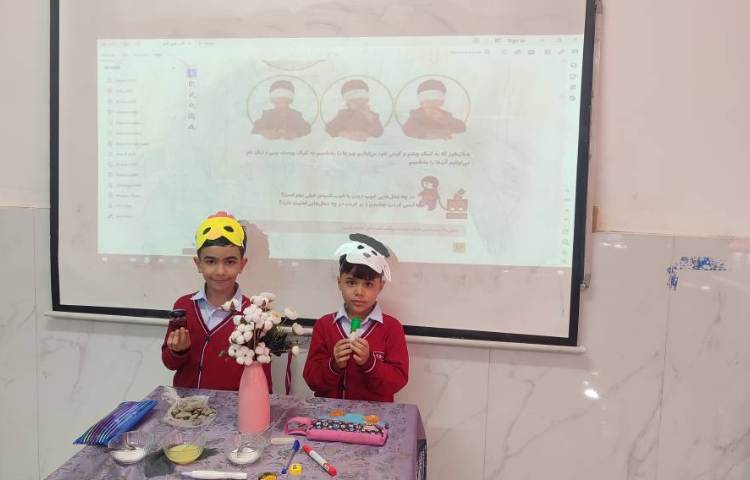 انجام آزمایش درس علوم مبحث( حواس‌پنج‌گانه) در کلاس توسط دانش‌آموزان انجام شد.