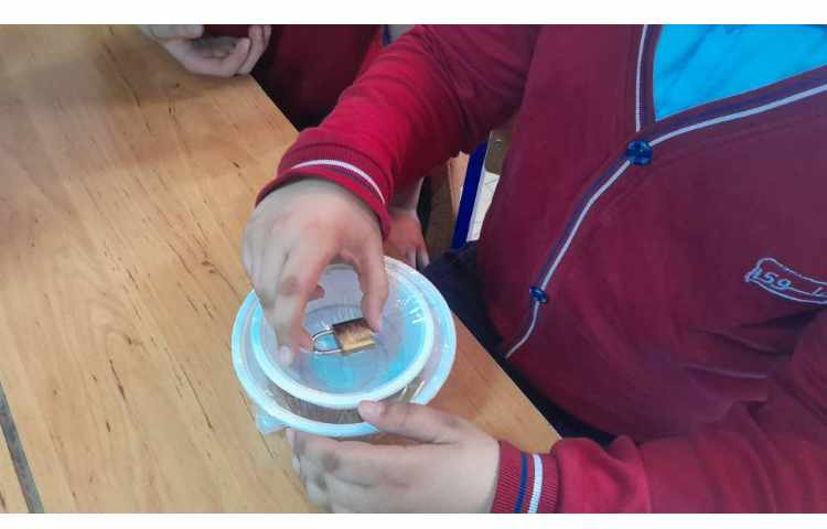 انجام آزمایش در روز دوم هفته ملی علوم 8