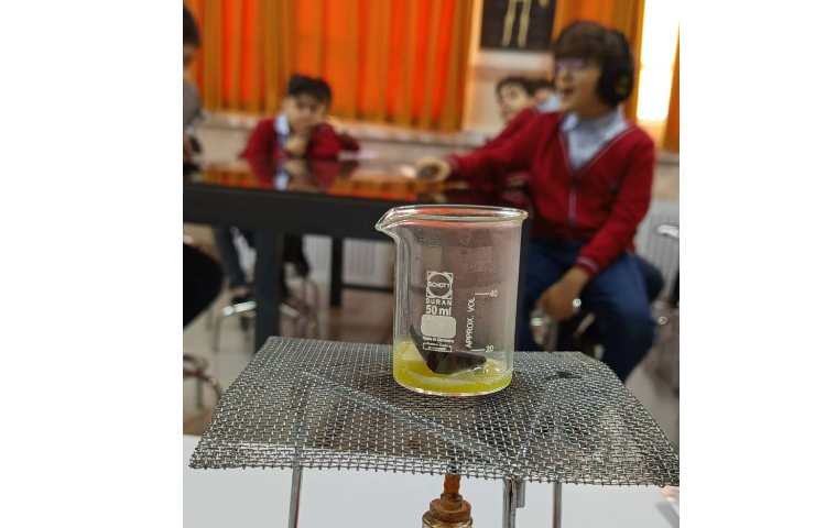 انجام آزمایش سنگ های آذرین و سنگ های دگرگون 1