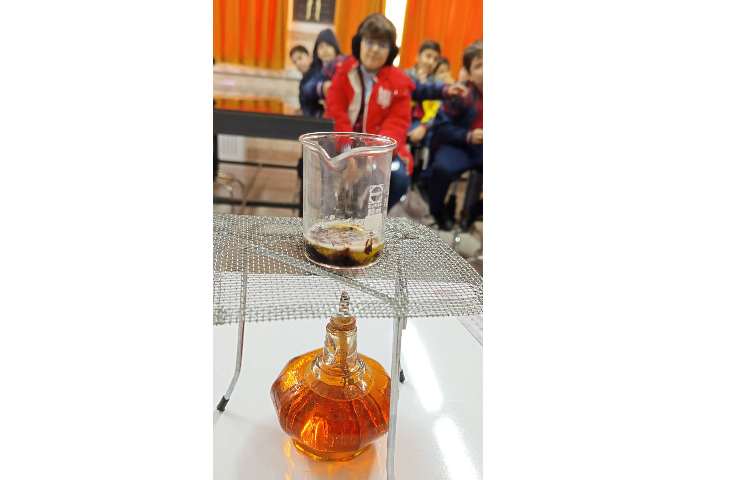 انجام آزمایش سنگ های آذرین و سنگ های دگرگون 3