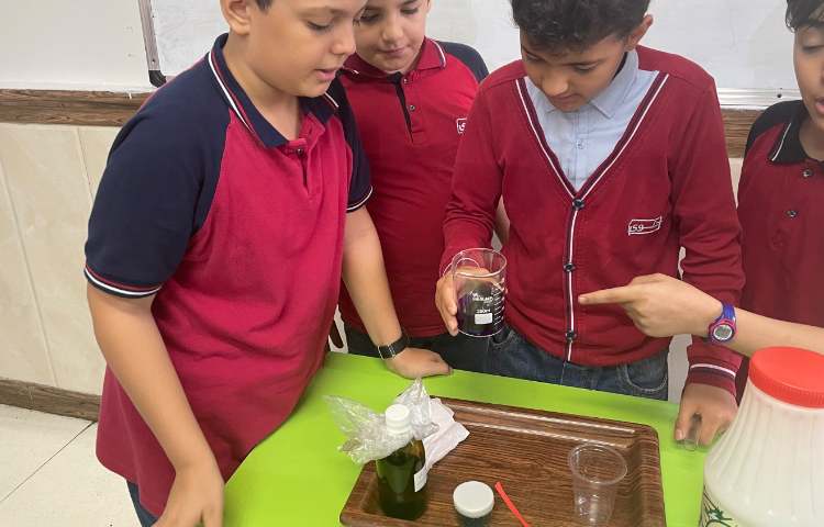 انجام آزمایش علوم تاثیرات آب اکسیژنه بر پتاسیم پرمنگنات و کاغذ رنگی 2