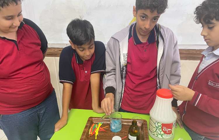 انجام آزمایش علوم تاثیرات آب اکسیژنه بر پتاسیم پرمنگنات و کاغذ رنگی 4