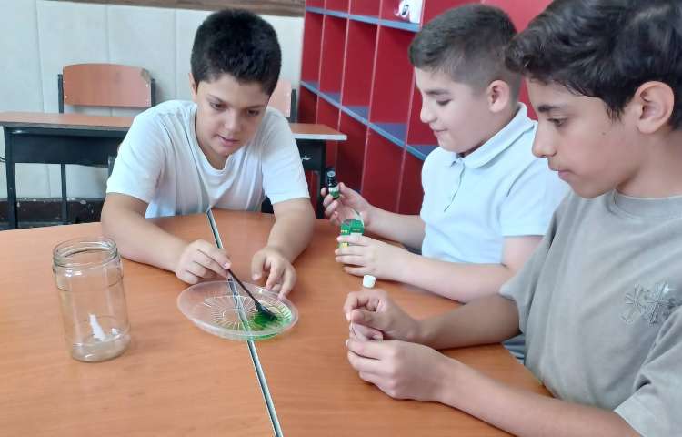 انجام آزمایش علوم: تاثیر فشار هوا بر مایعات و بالا آمدن آب در بطری بر اثر خلا 3
