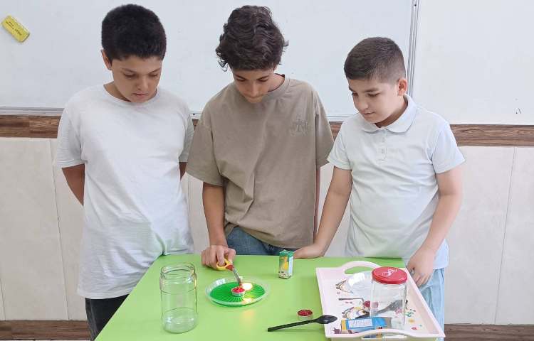 انجام آزمایش علوم: تاثیر فشار هوا بر مایعات و بالا آمدن آب در بطری بر اثر خلا 5