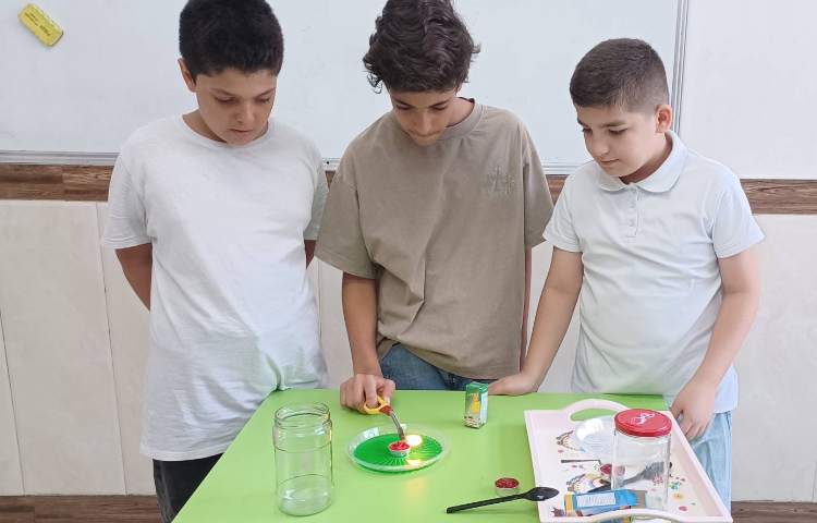 انجام آزمایش علوم: تاثیر فشار هوا بر مایعات و بالا آمدن آب در بطری بر اثر خلا 6