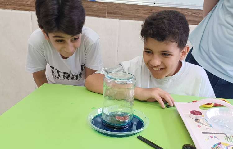 انجام آزمایش علوم: تاثیر فشار هوا بر مایعات و بالا آمدن آب در بطری بر اثر خلا