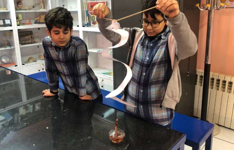 انجام آزمایش علوم (تبدیل انرژی ها ) پایه چهارم دبستان 1