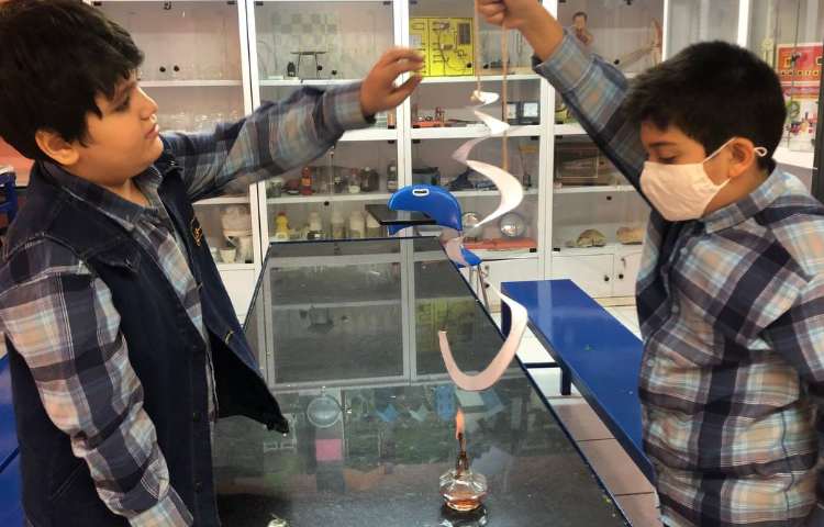 انجام آزمایش علوم (تبدیل انرژی ها ) پایه چهارم دبستان 2