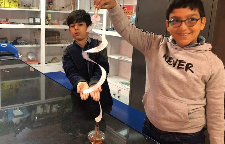 انجام آزمایش علوم (تبدیل انرژی ها ) پایه چهارم دبستان 4