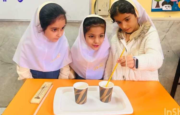 انجام آزمایش علوم دانش آموزان عزیز پایه دوم دبستان پرتوعلوی 1