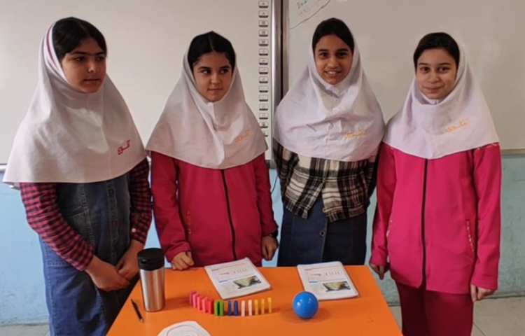 انجام آزمایش علوم دانش آموزان پایه ششم دبستان دخترانه پرتوعلوی شیراز 1