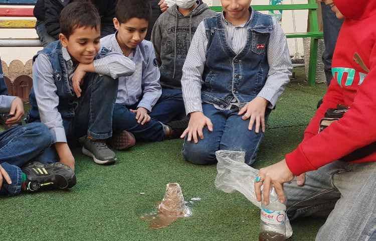 انجام آزمایش کوه آتشفشان