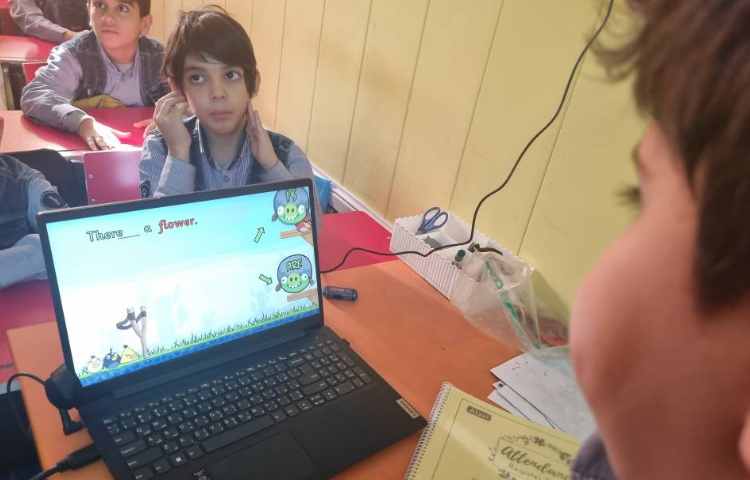 انجام بازی برای تشخیص استفاده از a, an, some, any, is, are در جملات 1