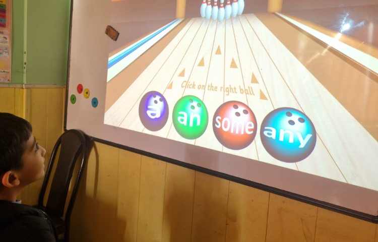 انجام بازی برای تشخیص استفاده از a, an, some, any, is, are در جملات 3