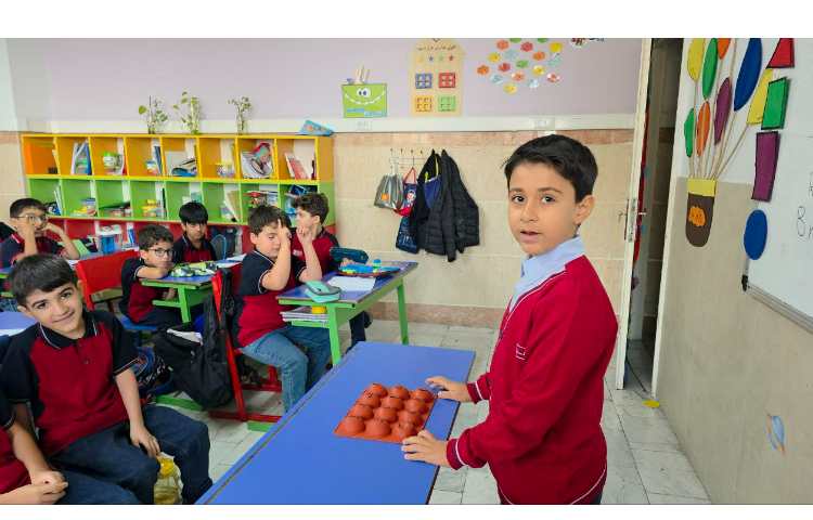 انجام بازی به جهت تقویت مهارت خوانداری و جمله سازی 2