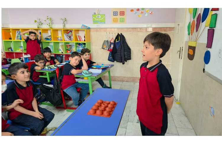 انجام بازی به جهت تقویت مهارت خوانداری و جمله سازی 3