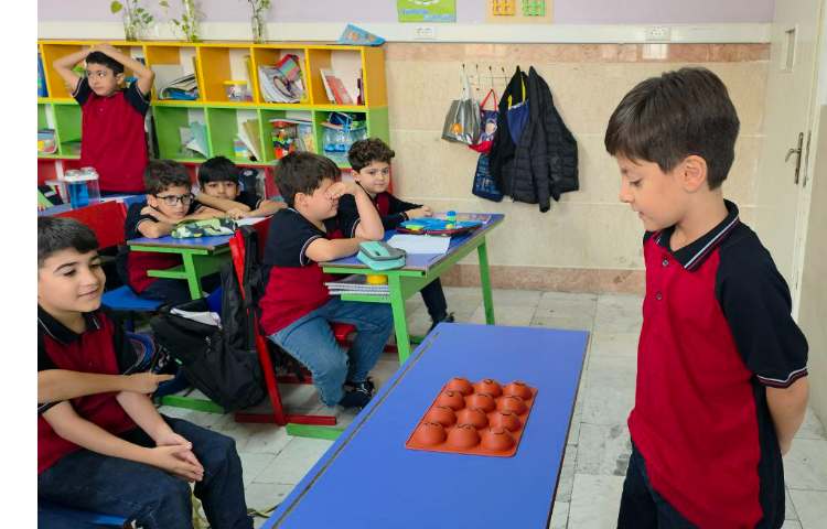 انجام بازی به جهت تقویت مهارت خوانداری و جمله سازی 4