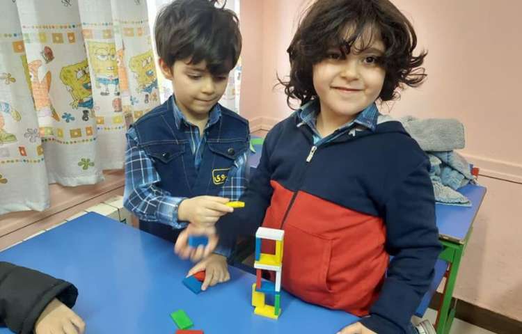 انجام بازی شاد و مهیج دومینو پیش دبستان