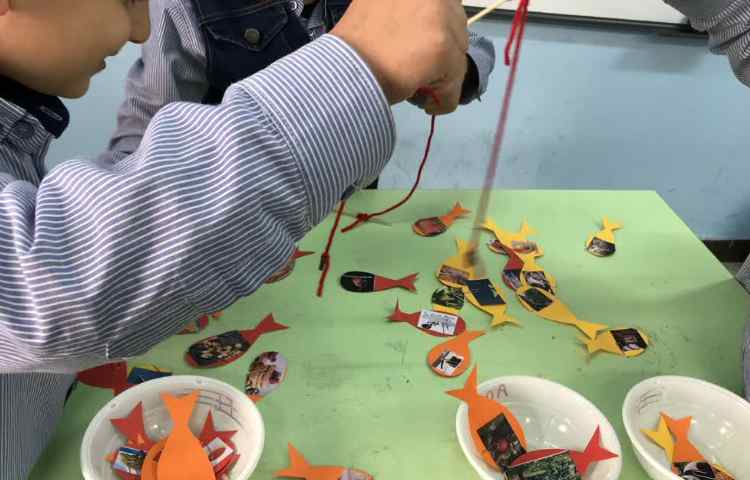 انجام بازی ماهی گیری با هدف تمرین کلمات جدید 1