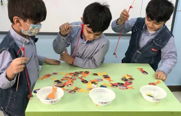 انجام بازی ماهی گیری با هدف تمرین کلمات جدید 3