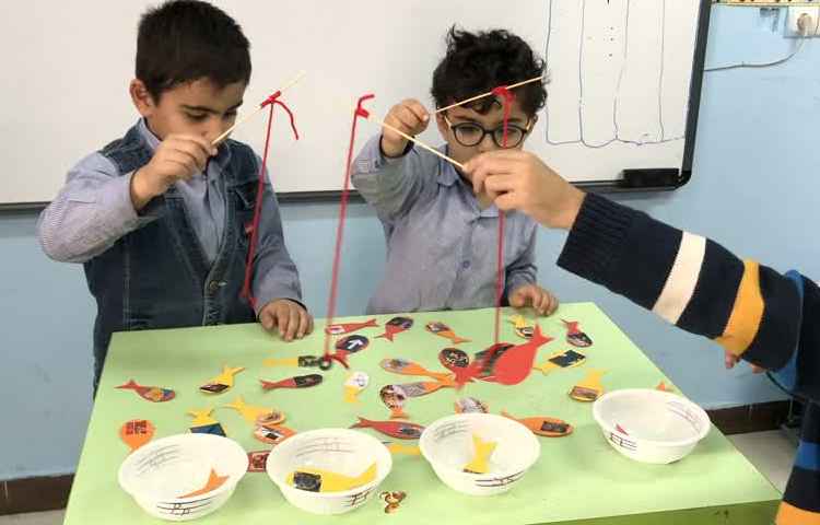 انجام بازی ماهی گیری با هدف تمرین کلمات جدید 4