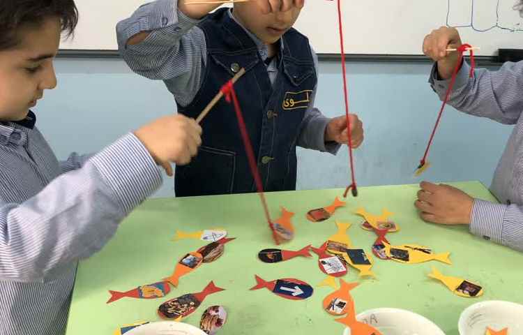 انجام بازی ماهی گیری با هدف تمرین کلمات جدید