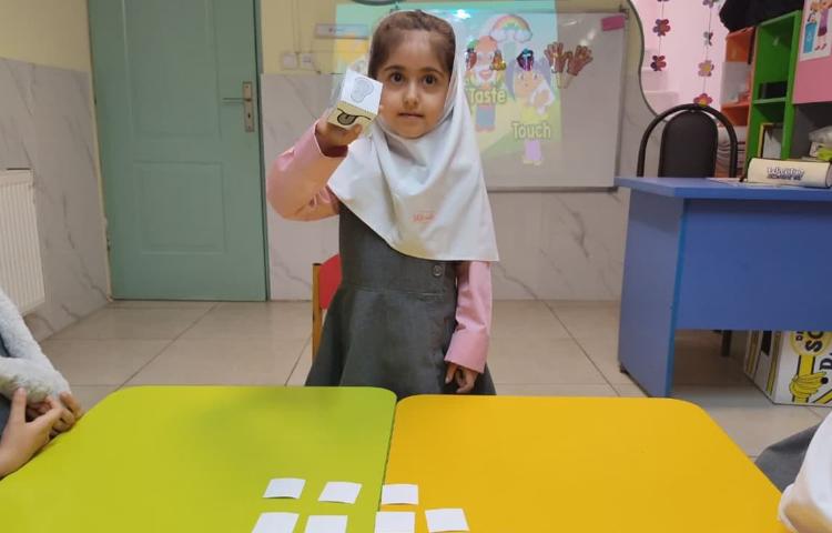 انجام بازی مربوط به حواس پنجگانه در کلاس علوم به زبان انگلیسی 1