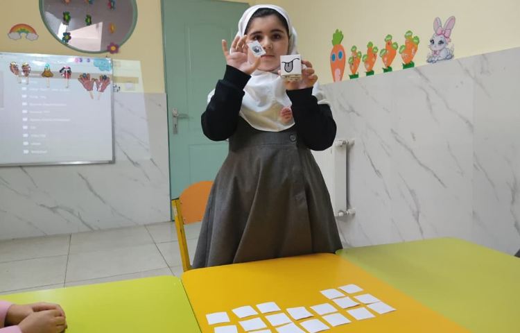 انجام بازی مربوط به حواس پنجگانه در کلاس علوم به زبان انگلیسی 3