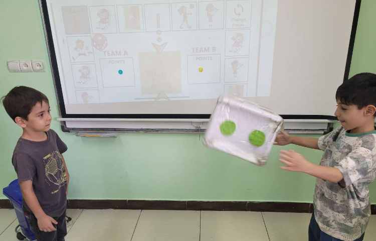 انجام بازی های خلاقانه و جذاب برای تمرین و تکرار فعل های حرکتی 4