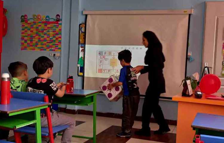 انجام بازی های خلاقانه و جذاب برای تمرین و تکرار فعل های حرکتی