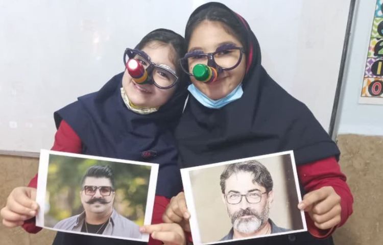 انجام بازی هدفمند و جذاب برای توصیف ظاهری افراد مشهور و تمرین کلمات و گرامر مربوطه