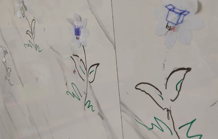 انجام بازی هدفمند و خلاقانه برای یادگیری بهتر کلمات و صدای درس جدید 2