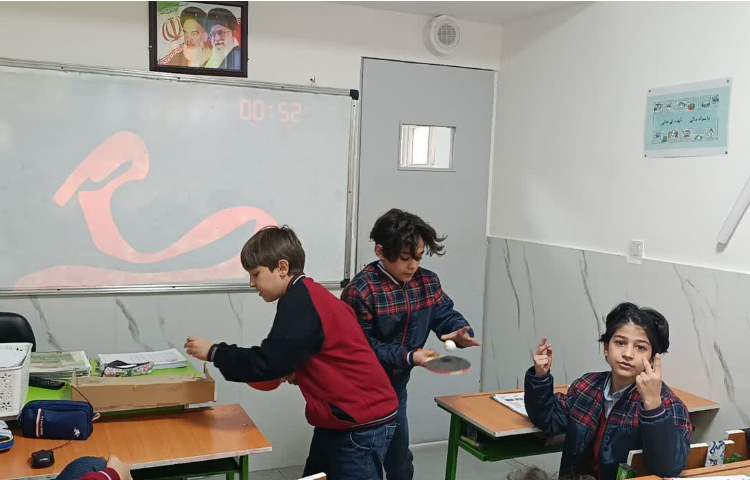 انجام بازی Triangles و ارائه برخی از زبان‌آموزان در زنگ Math 1