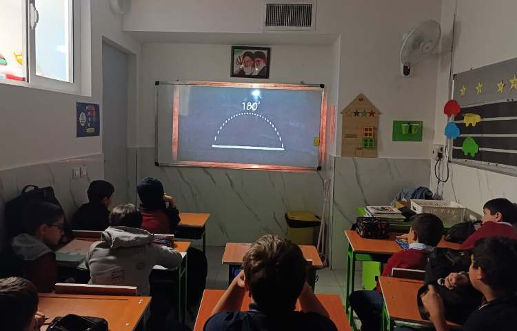 انجام بازی Triangles و ارائه برخی از زبان‌آموزان در زنگ Math 2