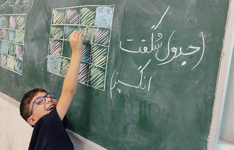 انجام تمرینات ریاضی جدول شگفت انگیز پای تخته 2