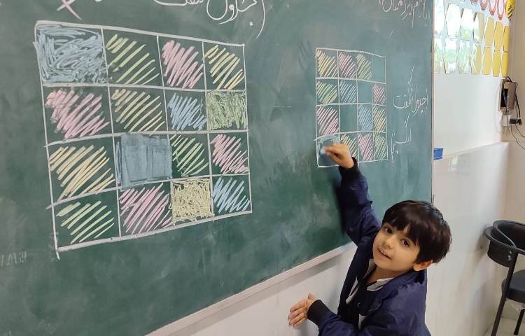 انجام تمرینات ریاضی جدول شگفت انگیز پای تخته