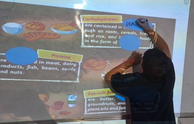 انجام تمرینات کتاب در کلاس Science 3