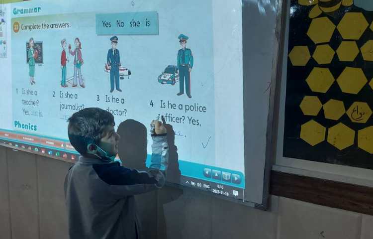 انجام تمرین های کتاب توسط زبان آموزان 3